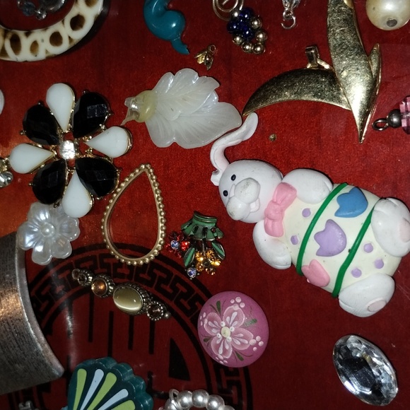 Very large vintage crafting lot of jewelry - Picture 9 of 12